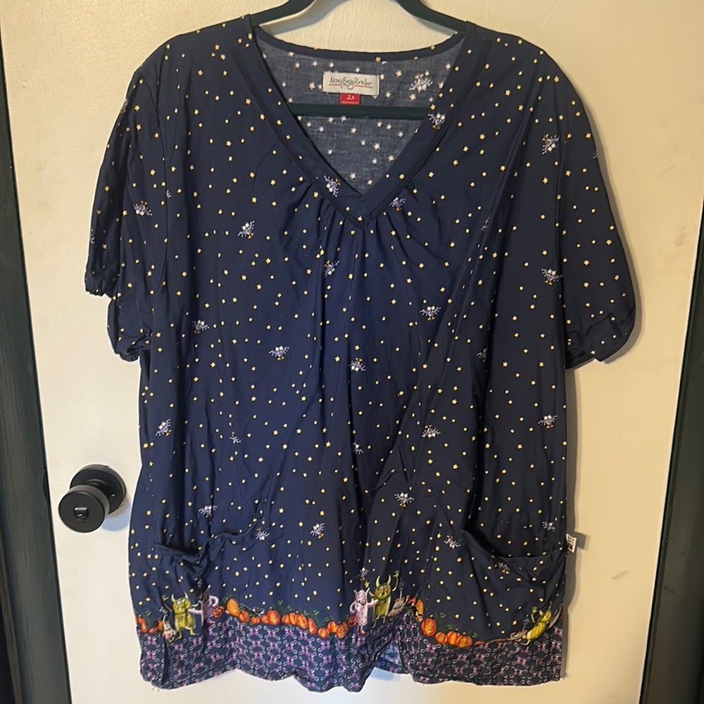 EUC Halloween scrub top